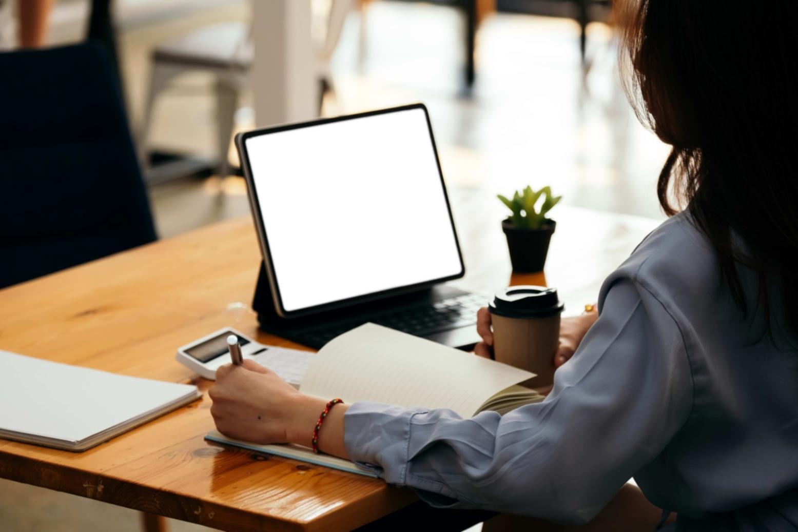 Detailansicht eines Arbeitsplatzes bei der Budgetanalyse